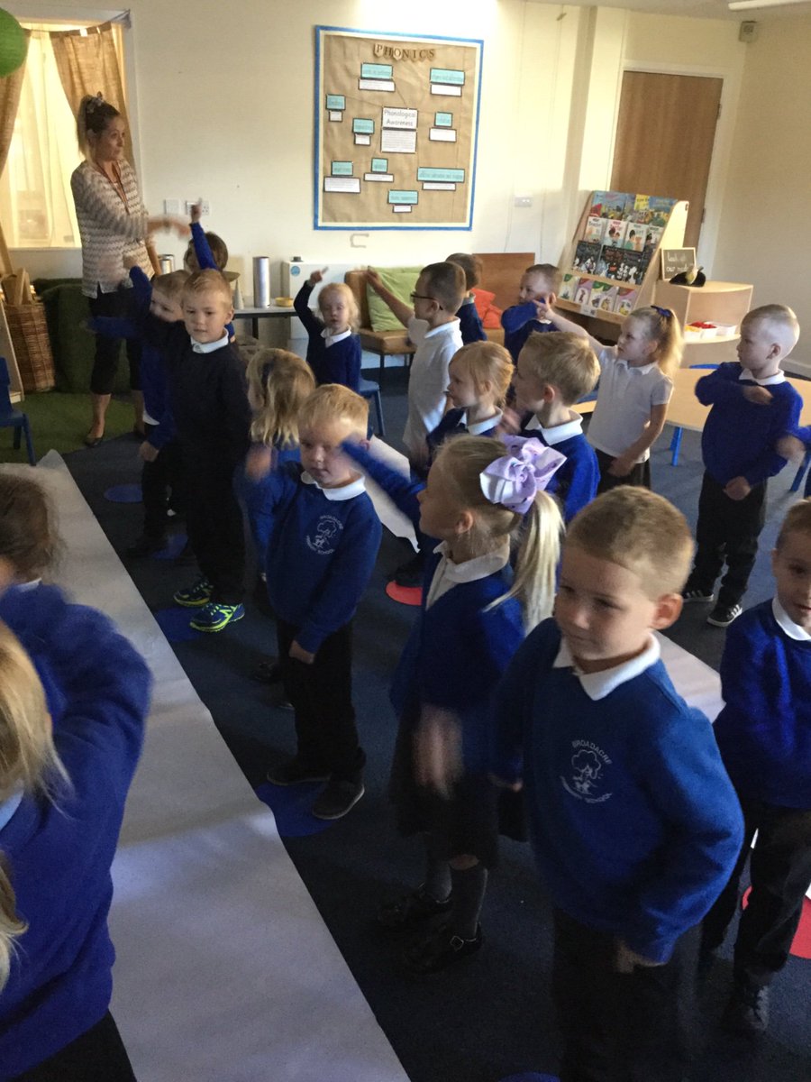 BroadacreSch's tweet image. Squiggle whilst you wiggle! 🌟👏✏️🎼#wham #HETEYFS #makingmarks #movementtomusic