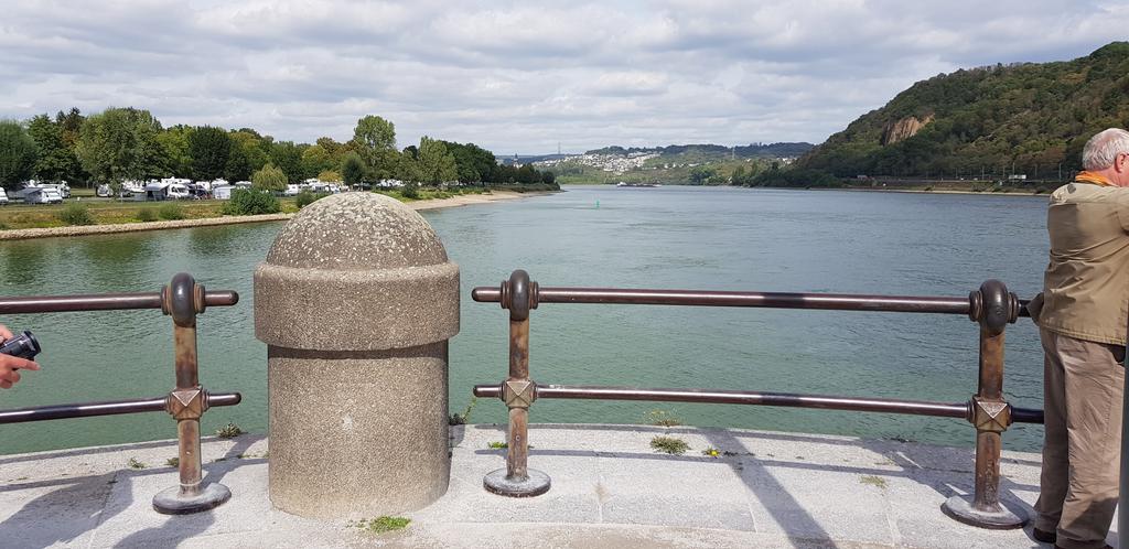 Es wäre vermessen zu sagen, dass #DeutscheEck wäre eine Ecke. Mathematisch ist es eine halbrunde Spitze. #Koblenz #Rhein #Mosel