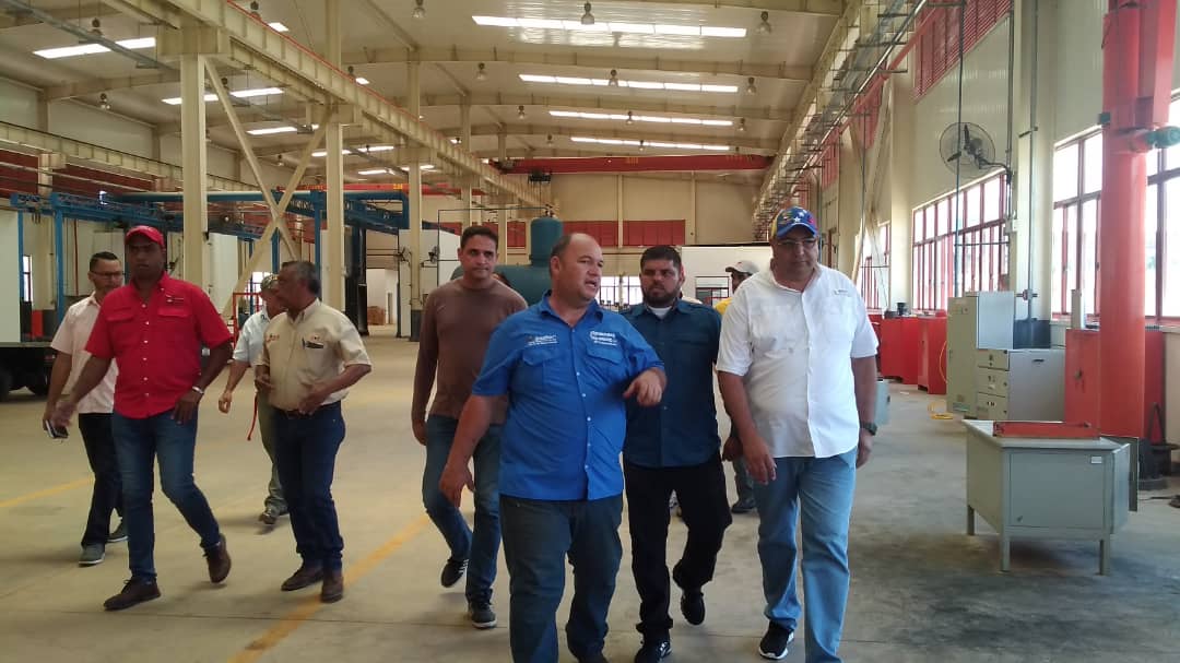 AlcEzeZamora's tweet photo. #BuenosDias 
El alcalde @Raul_Brazon junto a su equipo de trabajo y el alcalde del municipio Freites de #Anzoategui @Daniel_haropsuv visitó la Fábrica de Fábricas Hugo Chávez en #Anaco para evaluar proyectos en beneficio de los zamoranos 

Seguimos avanzando
@yelitzePSUV_ https://t.co/b0VWPA9NCI