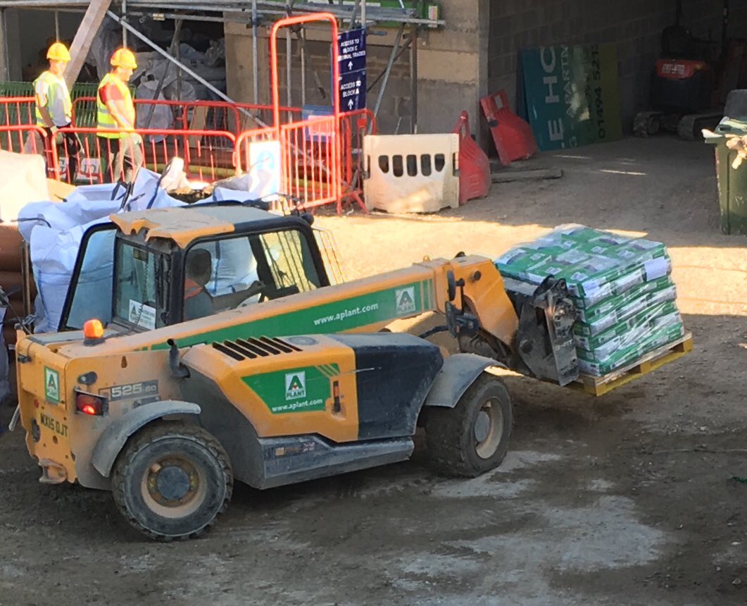 Pallets of ⁦@FBallUK⁩ #GreenBag forked onto New Housing site in High Wycombe with #SiteSupport confirming need for #F78 Waterproof Surface Membrane. Please get in touch if you require similar support