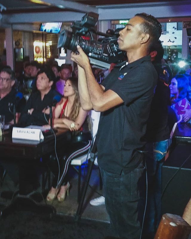 Creativeofi's tweet photo. Cuando se hacen las cosas con pasión, nunca serán un trabajo. Camarógrafo en la semifinal del concurso de cantantes "El Nuevo Romántico 2019" trabajando con los mejores, en el grupo técnico y de producción del @canalcalitv .
.
.
.
#Television #CaliTV #Mi… https://t.co/FtoPkWR6cP https://t.co/heE4JDV2sr