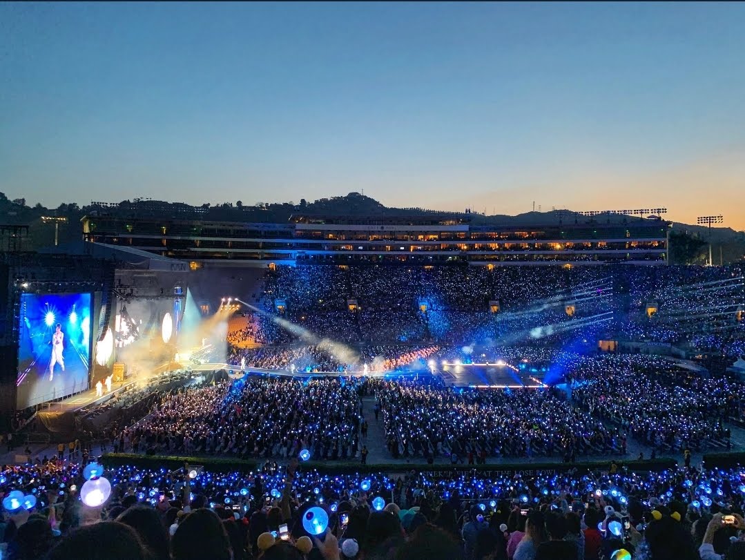 Q: WHO has the highest-grossing engagement in the Rose Bowl’s BoxScore history? 🤔
A: #TheConcertTour #LoveYourselfSpeakYourself #PCAs <a href="/BTS_twt/">방탄소년단</a>