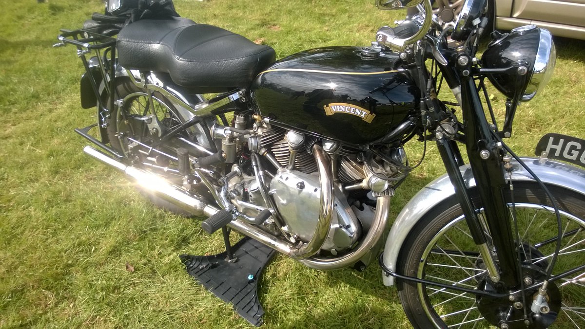 BulldogBDX's tweet photo. #OutandAbout with @BulldogBDX And then we get totally #outranked #Vincent Same chap has a #BroughSuperior too. #Nopleasingsomepeople @McCrumsMotorcy1 @PhillipMcCallen @norton_ceo @HenryColeTV @AllenMillyard @classicrider @classic_bikes_ class https://t.co/Dc2G1sJxgF