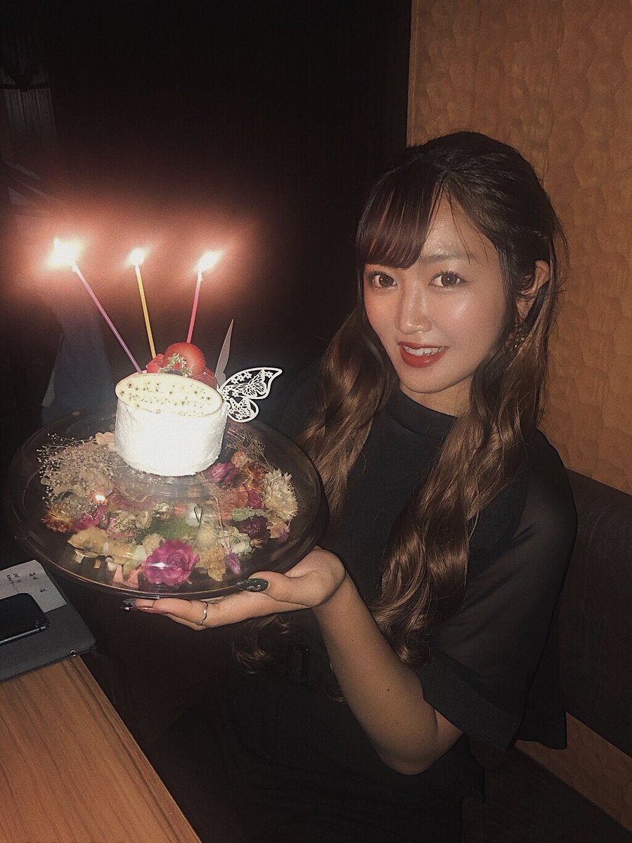 KANA912__'s tweet photo. 19さいのお誕生日❤︎❤︎
今年も寧々がお祝いしてくれたあ💗
お店は夜景綺麗すぎるしご飯めちゃ豪華やし再来週ディズニー旅行やしでほんっまに最高の誕生日ありがとう🥺
20歳なってもずーーっとあんたは俺の相棒だぜ😏 https://t.co/OounSbLduO
