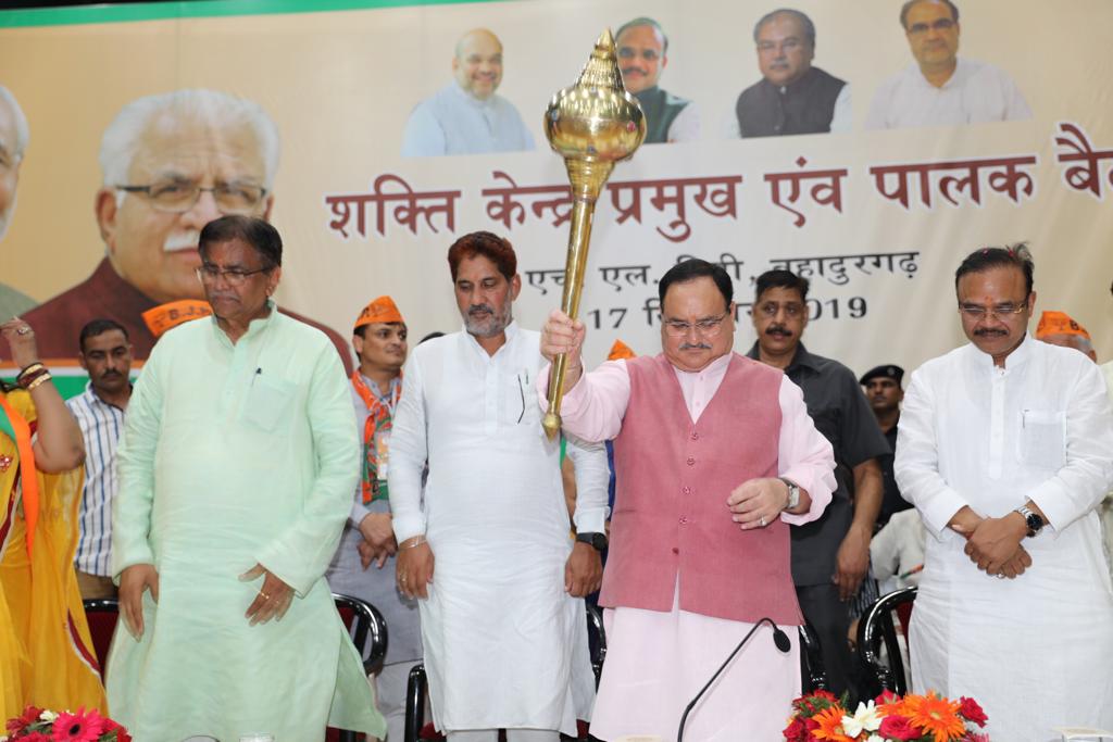 subhashbrala's tweet photo. बहादुरगढ़ मे रोहतक,झज्जर और सोनीपत जिले के शक्ति केंद्र एवं पालक सम्मेलन को राष्ट्रीय कार्यकारी अध्यक्ष @JPNadda जी ने संबोधित किया।आज किसी पार्टी के पास न तो नीति है,न नेता है और न ही नीयत है,लेकिन भाजपा पूरी नीयत,नेता और नीति और कार्यक्रम के अनुसार ताकत के साथ काम कर रही है। https://t.co/bVqLcZ56Kj