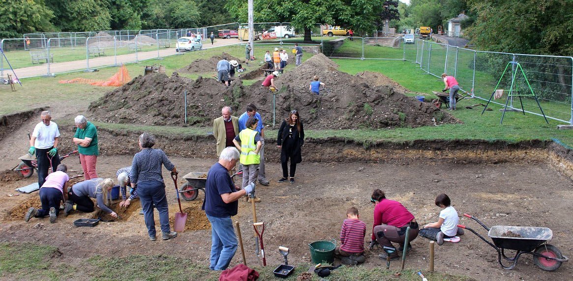 CotswoldArch's tweet photo. Our #ClareCommunityDig open day is this Sunday, 12-4pm at @clare_country Park! Join members of our #Suffolk team for a tour of the site and the chance to handle the finds (plus archaeology Q&amp;A)... It's totally free and all are welcome!
#CASiteTeam #Archaeology #BringAFriend https://t.co/hUwxAbgwJd