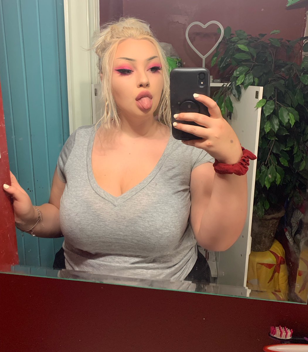 striderscribe 💕 on X: i havent worn a v neck since middle school and it  sure is a different experience now t.coXRJfgGN0VD  X
