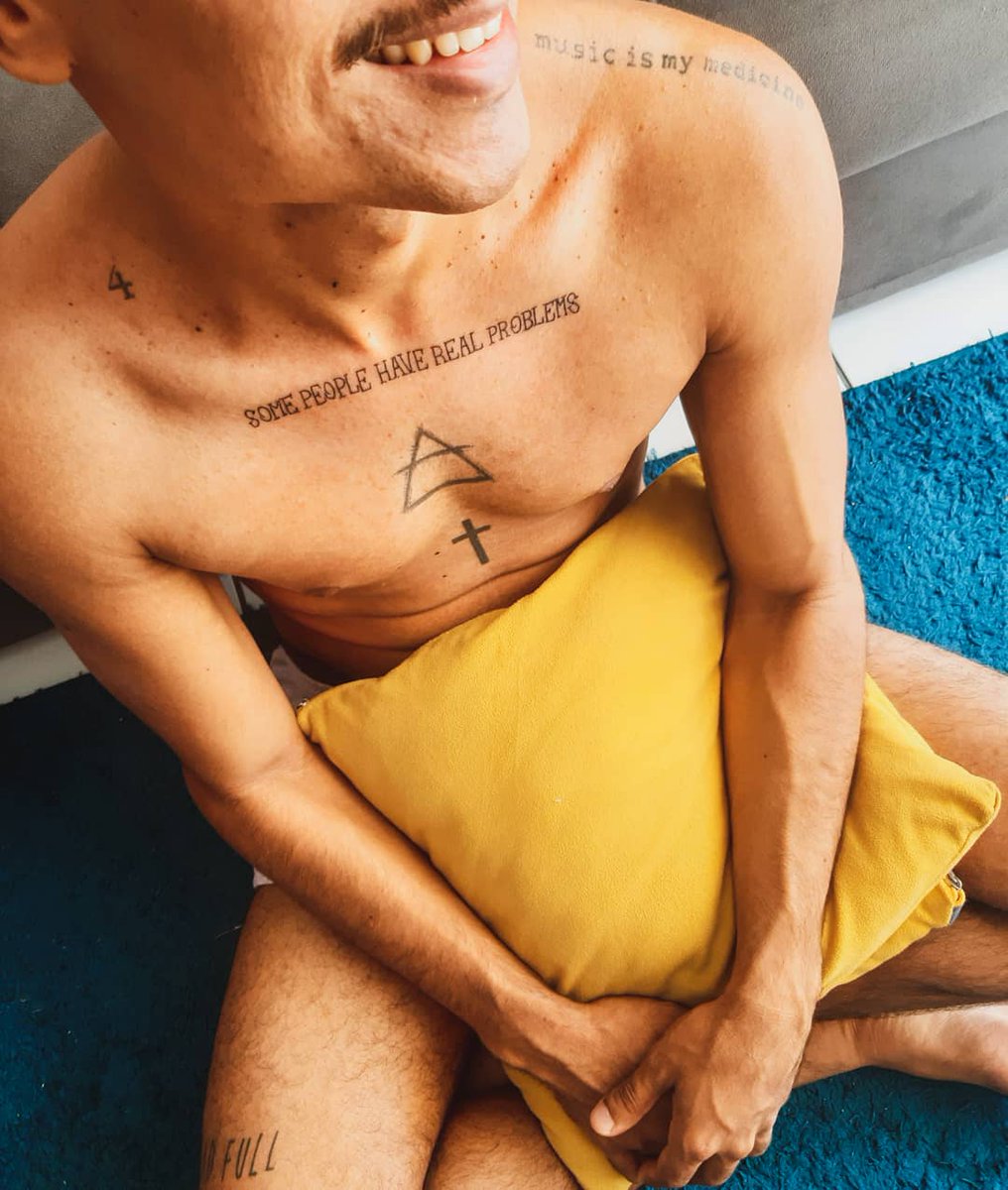 brunfonseca's tweet photo. Agora carrego, não só na mente, o álbum mais lindo da minha vida. Se eu tô mal, ouço ele e fico bem. Se eu tô bem, também ouço ele e fico melhor ainda. Queria que a @Sia algum dia soubesse que a mensagem dele faz sentido na minha vida. Thanks, #Sia! 💘
#SomePeopleHaveRealProblems https://t.co/Zqx7hsNyCf