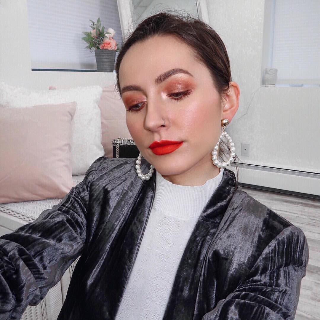 We're loving this chic look from @onlinemakeupacademy ✨💋
Wearing highlighter in Diamond Dust.

SHOP NOW: fal.cn/3407i

#lauragellerbeauty #highlightgoals #motd
