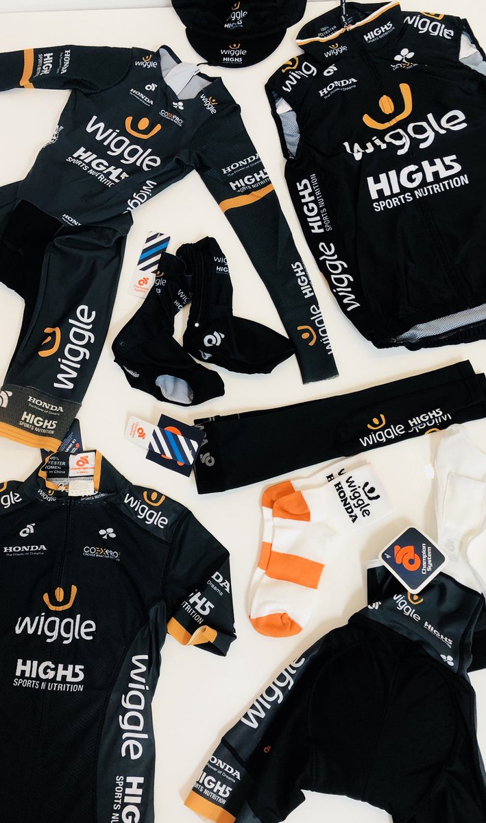 Would you like to win this awesome cycling kit? Rear Zip Speedsuit, Jersey, bib shorts, wind vest, arm warmers, super fast shoe covers, socks, cap! For a chance to WIN just follow <a href="/TheProsHub/">The Pro's Hub</a> &amp; retweet this tweet! It could all be yours this Sunday!