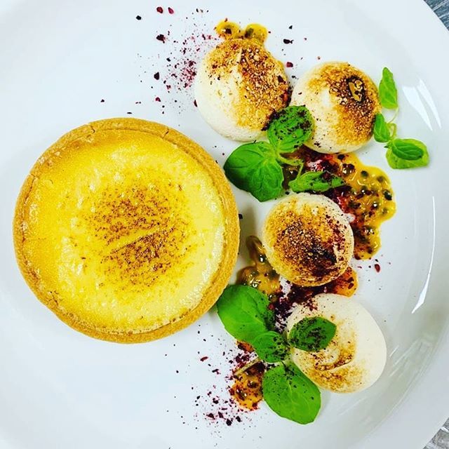 Our delicious passion fruit tart dessert is one of the most popular dishes from our new autumn/winter menu.
_
_
#privateparties #finedinning #desserts #dessertgoals #eventcatering #corporateevents #corporatedining #mayfairvenue #londonvenue #historicvenue #chandcovenues #cha…