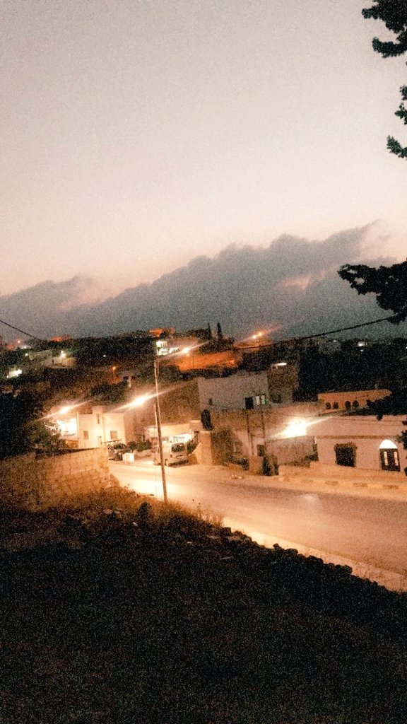 الوطن للشرفاء نحن الوطن... وانتم أيها اللصوص غثاء كزبد البحر وكلاب تاكل الجيف ألتي على تراب الوطن...أسعدنا نزول المطر على تراب الوطن... أحيا الارض والشجر... سبحانك ربي... كيف تتجراء اللصوص على غدر هذا الوطن...سرقوا لون ورده وشذا عطره وكتموا أنفاسه.
 ونهاركم رضا ومساكم رحمه يا رب.