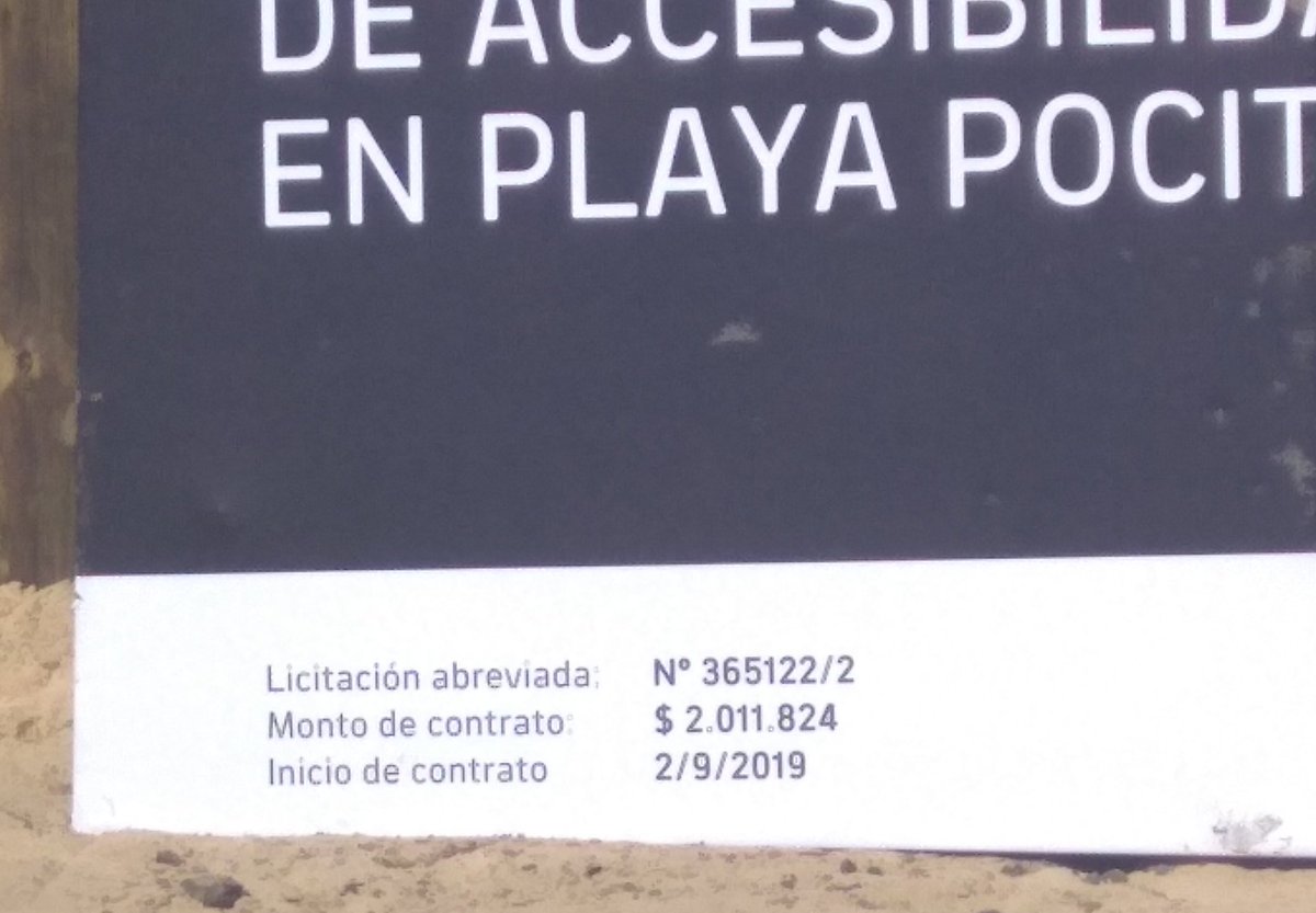 Construyeron en la Rambla y Pagola, una pasarela y un cambiador (?) de madera en la arena. La pasarela, preciosa. El cambiador, un hermoso cogedero nocturno con puerta y tranca incluida.
Lo que no me cierra es el contrato... 
$2.011.824 un par de troncos y tablas? 😳 En serio? 🤔
