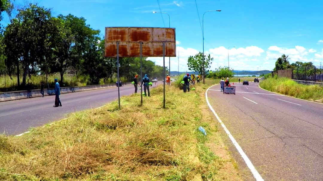 ISP_Bolivar's tweet image. #17sep Gracias al Presidente @NicolasMaduro y al #GobernadorIncansable @JustoNogueraP seguimos recuperando espacios para nuestro pueblo, avenidas, calles, escuelas, como parte de la Gran Misión Venezuela Bella en todo el estado Bolívar @MVzlaBella #DialogoPorLaPaz @sec_gob