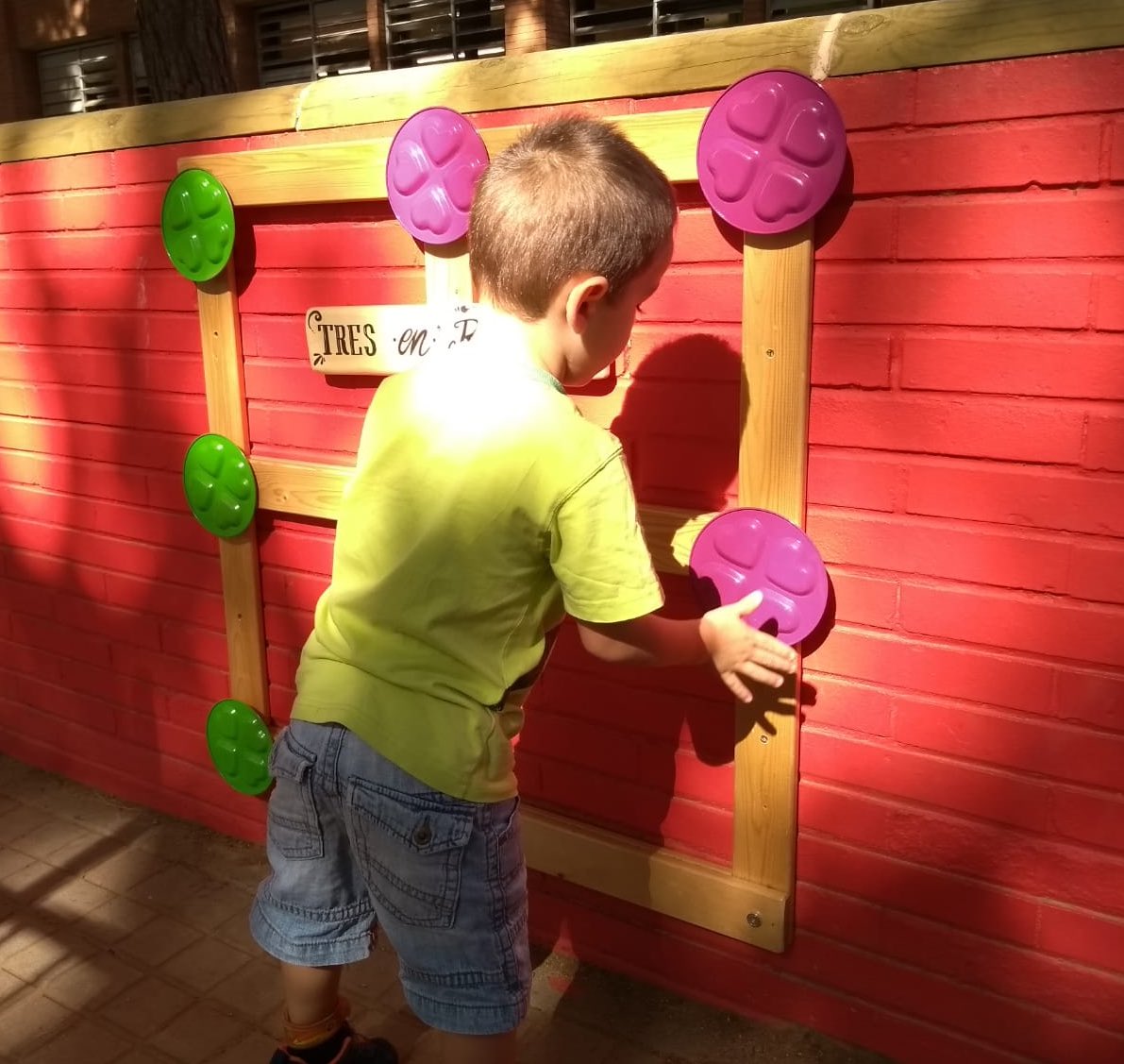 EscolaCatalonia's tweet photo. Ja ha arribat el dia! La comunitat de petits estrenem nous jocs de pati! @Educambient_ #transformacioeducativa #xxc19 #redissenyemelnostrepati https://t.co/8MVDF6Zihx