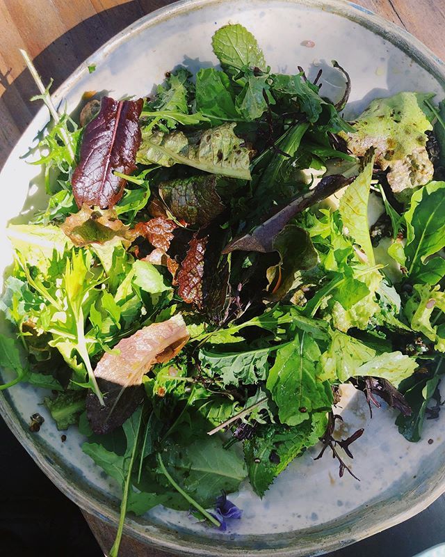 Ensaladas sureñas en @amankaycafe ✨ Cerca del paso a Argentina está este café increíble con muchas opciones saludables y deliciosas, lo mejor, la empanada de berenjena y champiñón 🙌🏻 ift.tt/2LBbsRV