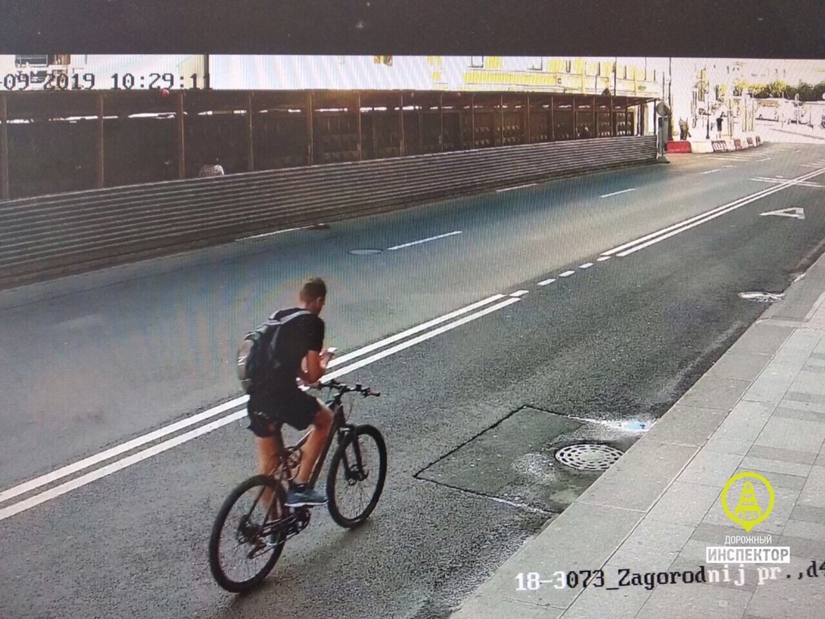 fontanka_news's tweet image. Видео смертельного ДТП отвечает на вопрос, как велосипедист мог не заметить пешехода. Причина – в руке  fontanka.ru/2019/09/17/152…