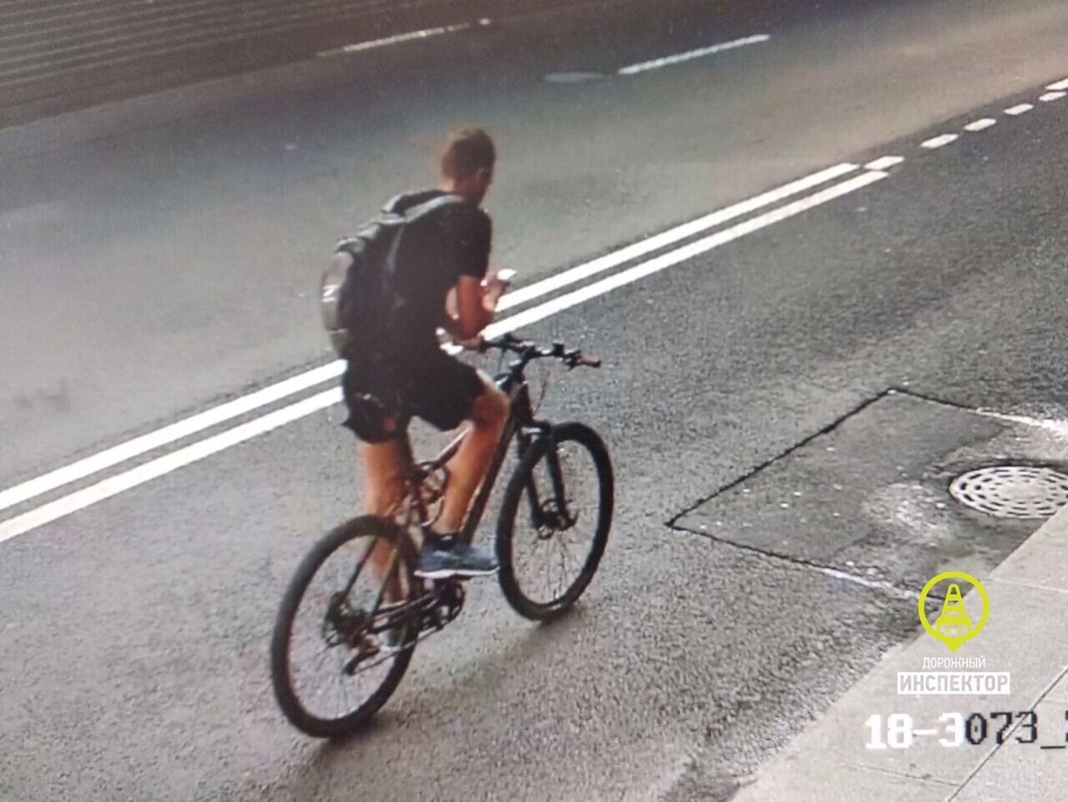 fontanka_news's tweet image. Видео смертельного ДТП отвечает на вопрос, как велосипедист мог не заметить пешехода. Причина – в руке  fontanka.ru/2019/09/17/152…