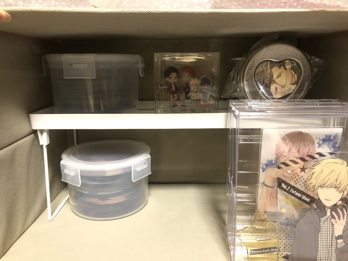 まあ ようやくグッズ 主にbl をちょっと整理したんですよ 主にblの割にいちばん手前にいるのがクールドジ男子の二見くんっていうね とりあえずアクリルコースター アクスタ アクキーをどうにかしてみました 商業bl 商業bl好きさんと