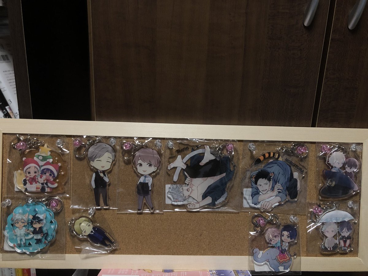 まあ ようやくグッズ 主にbl をちょっと整理したんですよ 主にblの割にいちばん手前にいるのがクールドジ男子の二見くんっていうね とりあえずアクリルコースター アクスタ アクキーをどうにかしてみました 商業bl 商業bl好きさんと