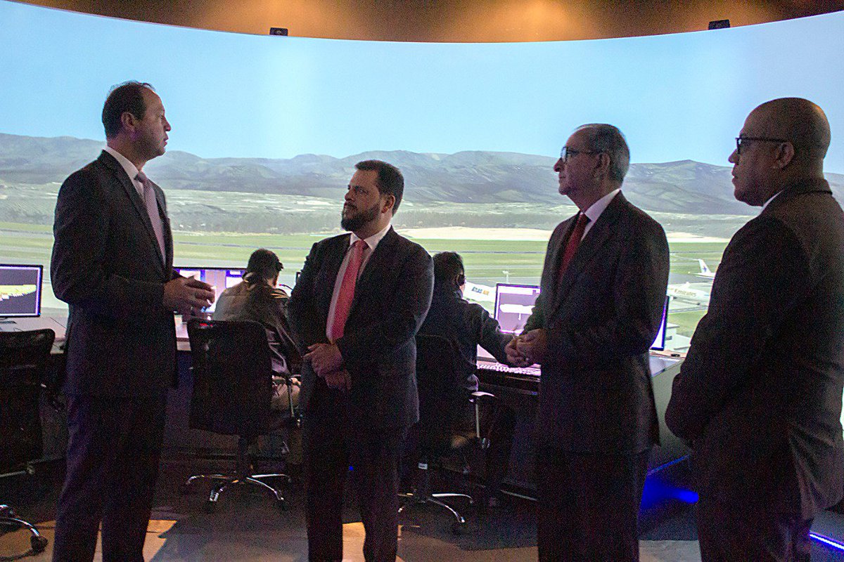 DGAC_Ecuador's tweet photo. El Director General de la @DGAC_Ecuador, Anyelo Acosta, realiza una visita al Simulador Virtual de tránsito aéreo en la Escuela Técnica de Aviación Civil en compañía de representantes de @Quiport https://t.co/WD5qBywUOR
