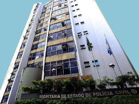 PCERJ's tweet photo. #DGCORLD realiza hoje uma operação para cumprir oito mandados de busca e apreensão referentes a crimes de fraude no valor de mais de R$ 2 milhões. A investigação apura a contratação de empresa de locação de veículos em julho de 2015 para o sistema socioeducativo Novo Degase. https://t.co/J8BYqvyXGb