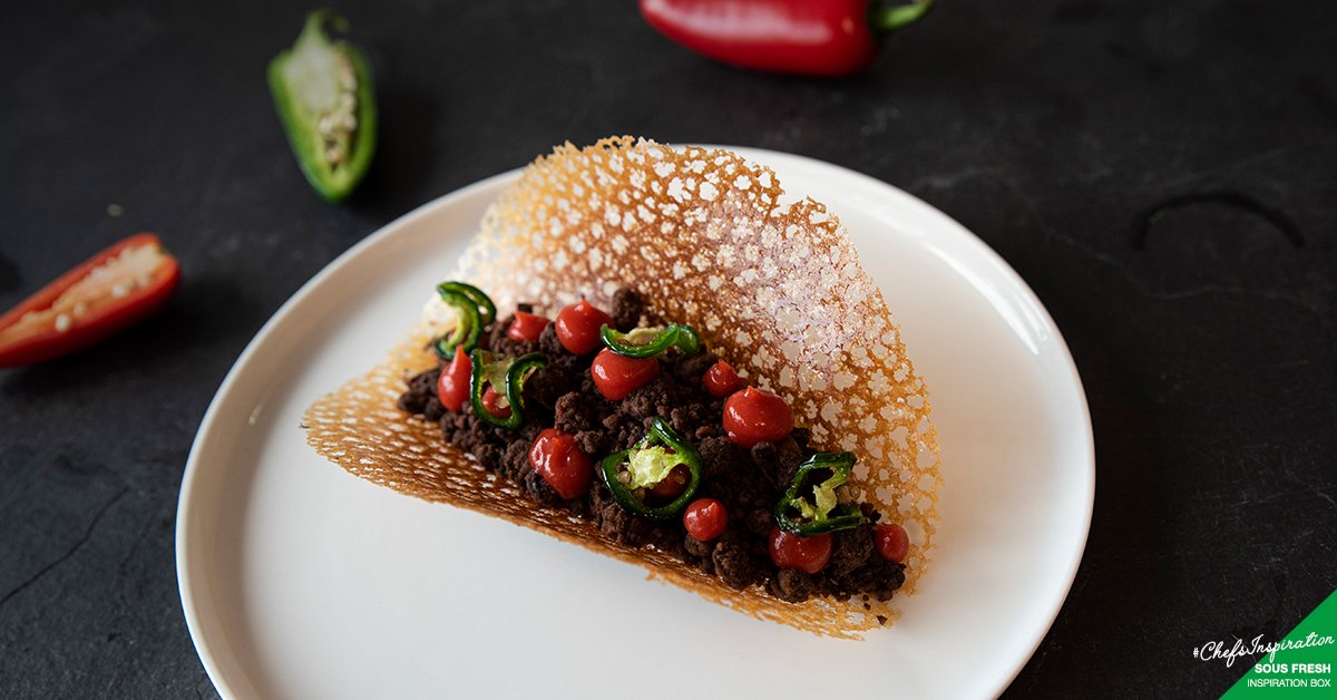 SousFresh's tweet image. ⭐Inspiration Box recipe!
Chef Wesley Sijbers turns the traditional taco in a new (crispy) jacket with the Jalapeno. 

Fruity taco / chocolate Jalapeño crumble / strawberry Jalapeño gel / white chocolate avocado mousse / candied Jalapeño. 

ow.ly/ekZP50wcGiC