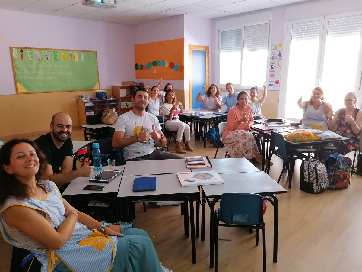LorenaPedrajas's tweet photo. ¿#LoVes o no lo ves? Hoy hemos pasado el mediodía con l@s profes de #infantil del súper @colegiovallmont que van a trabajar con grandes #proyectos #ABP ¡Vaya #equipazo!!
#edelvives #edelvivesinfantil @EdelvivesPRO @Edelvives #formacionprofes #profesinnovadores #grandesprofes https://t.co/OiEUR4O1hw
