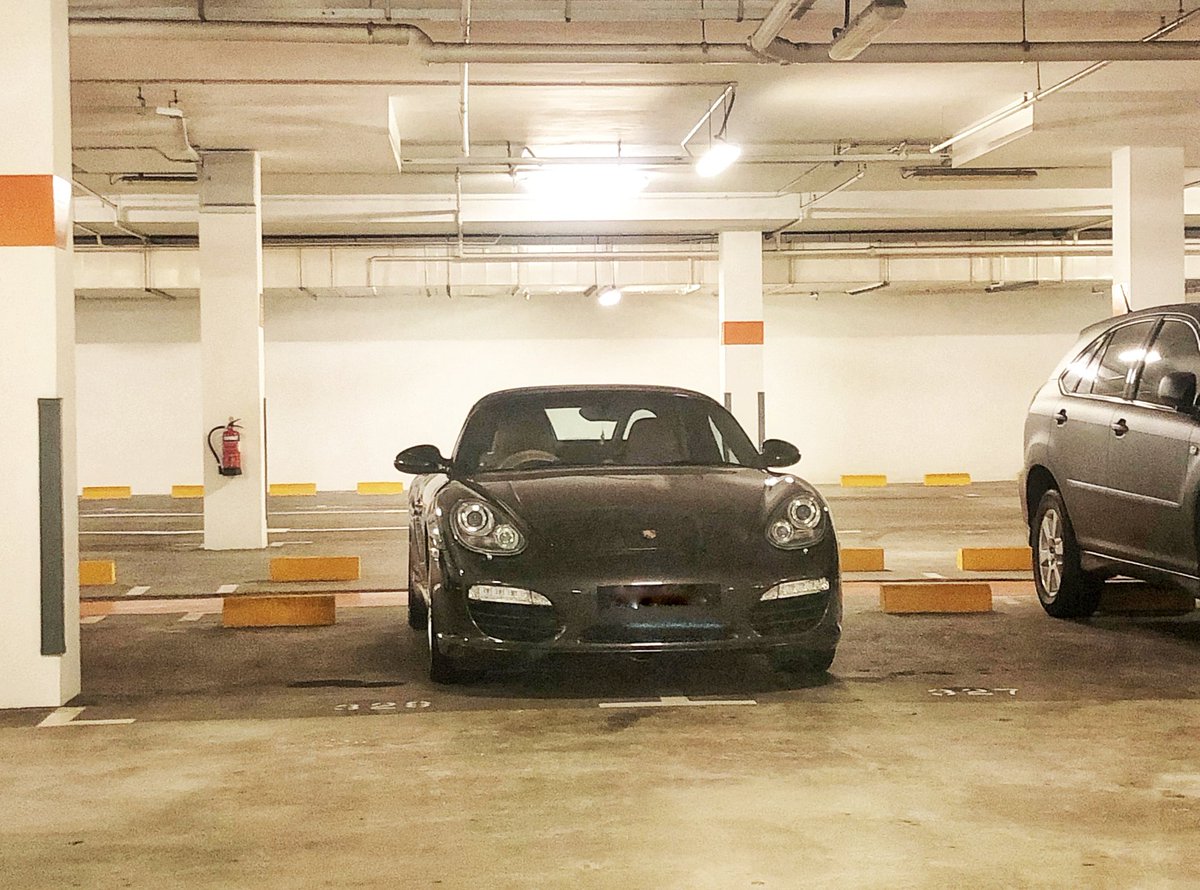 zang_thio's tweet image. He who shows off his nice car typically can neither drive nor park. #onlyinsingapore #usualsighting #commonoccurrence #feelingentitled