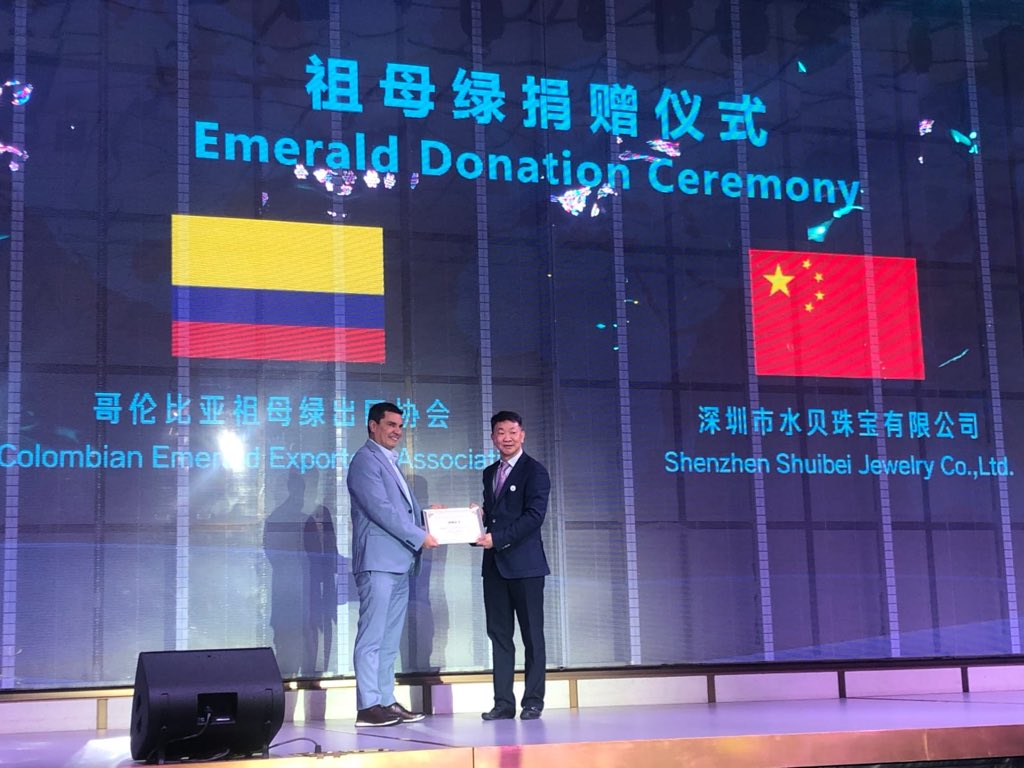 Fedesmeraldas's tweet photo. Ceremonia de Belt and Road, donde asociados a #acodes y #aprecol hacen parte del muro mas grande en piedras preciosas, desarrollado por Shuebei Group en Hong Kong y resaltado por esmeraldas Colombianas. Orgullo Nacional. https://t.co/3BBohQrwft