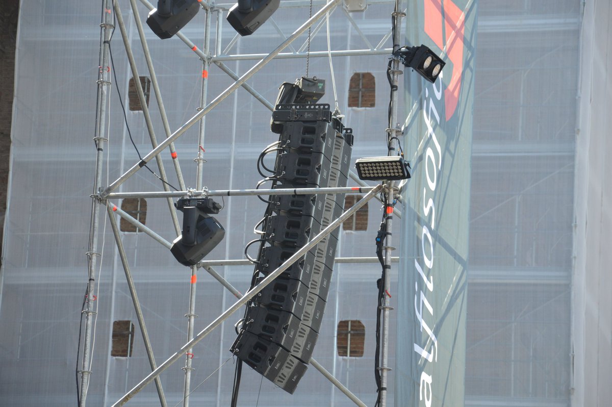 LeadingTechnolo's tweet photo. #FestivalFilosofia2019 nelle piazze di Modena, Carpi e Sassuolo @TheJBLpro line array #VTX #V20 #G28, portable pa #VRX900, #VP, mixer @SoundcraftUK #SiPerformer e finali
@CrownAudio #ITech4x3500HD. Allestimento tecnico a cura di
@pro_music
e OFB Service https://t.co/Ag80maHvbT