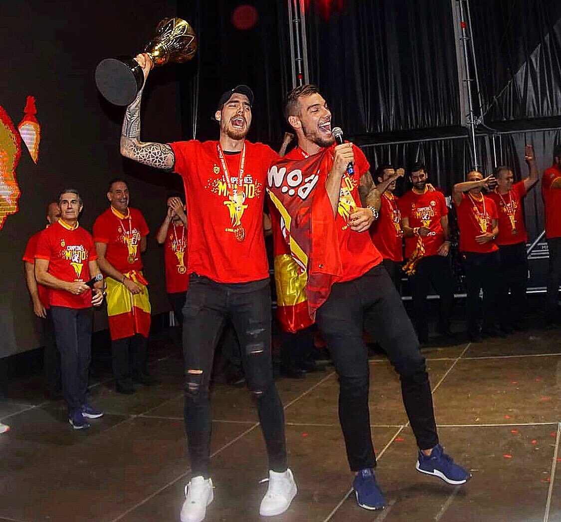 ACBJV's tweet photo. RT willyhg94: Celebración 10! GRACIAS a tods por vuestras muestras de cariño! 😍 SOMOS CAMPEONES DEL MUNDO!! 🏆 #WHG14 #LaFamilia juanchiviris41 https://t.co/PwVx8HZe1a #nba
