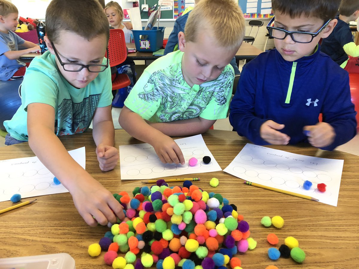 MmeAdamson's tweet image. We followed up with our activity and we needed to show Mme our régularité by circling it. We continued creating pompom patterns in guided math. @LimestoneDSB @AVPS_LDSB #patternfun