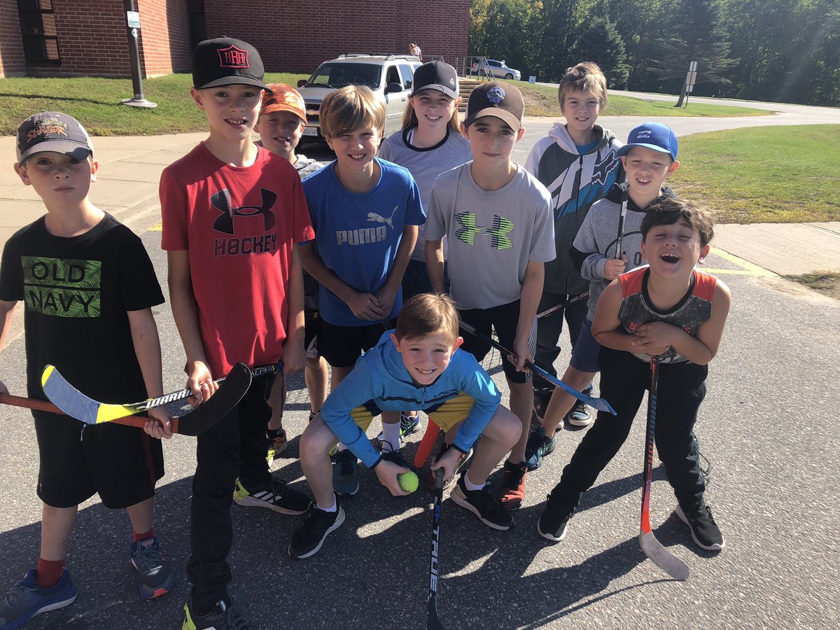 JdhMain's tweet photo. Second recess here @JDHodgsonES #MakingMemories #MieuxEnsemble #HockeyCrew #LarenOnTheGuitar #AllieMacie https://t.co/bKz7LkTKxX
