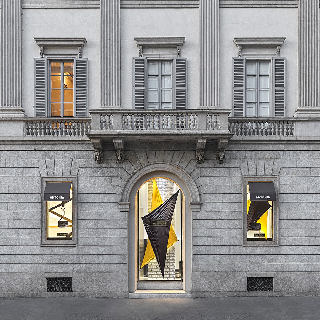 Fendi's tweet photo. Putting the iconic #FendiBaguette and #FendiPeekaboo for him in the spotlight, Antonia is a must-see for the #FendiXPorter lovers. https://t.co/Vq1ElCBbRO