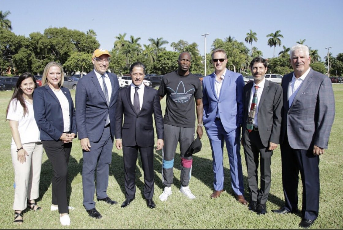 Groundbreaking with the recipients of this remarkable collaboration! Teaming up with the @MiamiDolphins, @MiamiBeachNews, @MIASBLIV and the @MiamiBeachSr PTSA to provide a new $1.2M turf football field at this historic school. #MDCPSPartners #GOBProgress @TomGarfinkel 🏈⚽️