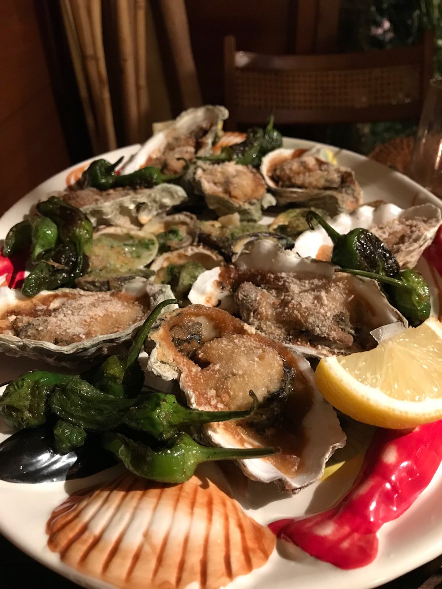 Some delicious oysters and clams ⁦<a href="/ColinPressdee/">Colin Pressdee</a>⁩ last night washed away with plenty of Chateau Cassemichere.