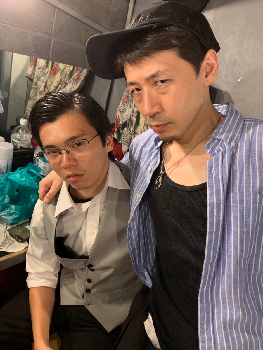 hiro_daifugo's tweet photo. 狭い楽屋で撮りました編
Falseチーム、櫛田、ロドリゴ、山岸、指宿
#Hash3
#迷探偵M https://t.co/VyFUoYhmCz