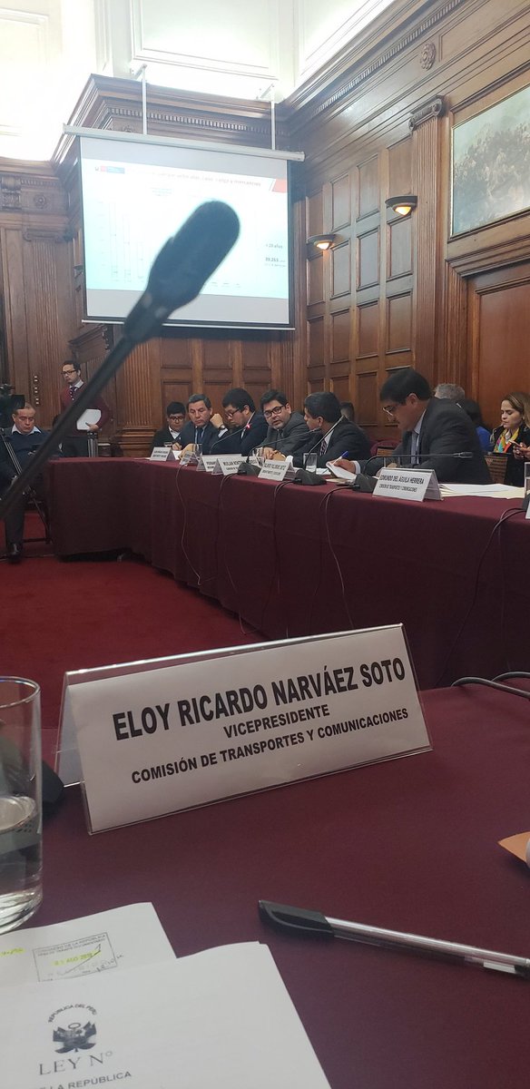 En la comisión de Transportes del Congreso, escuchando la sustentación del proyecto de ley que promueve la renovación y el retiro del parque automotor,  cuyo objetivo es promover el chatarrero de vehículos del parque automotor.