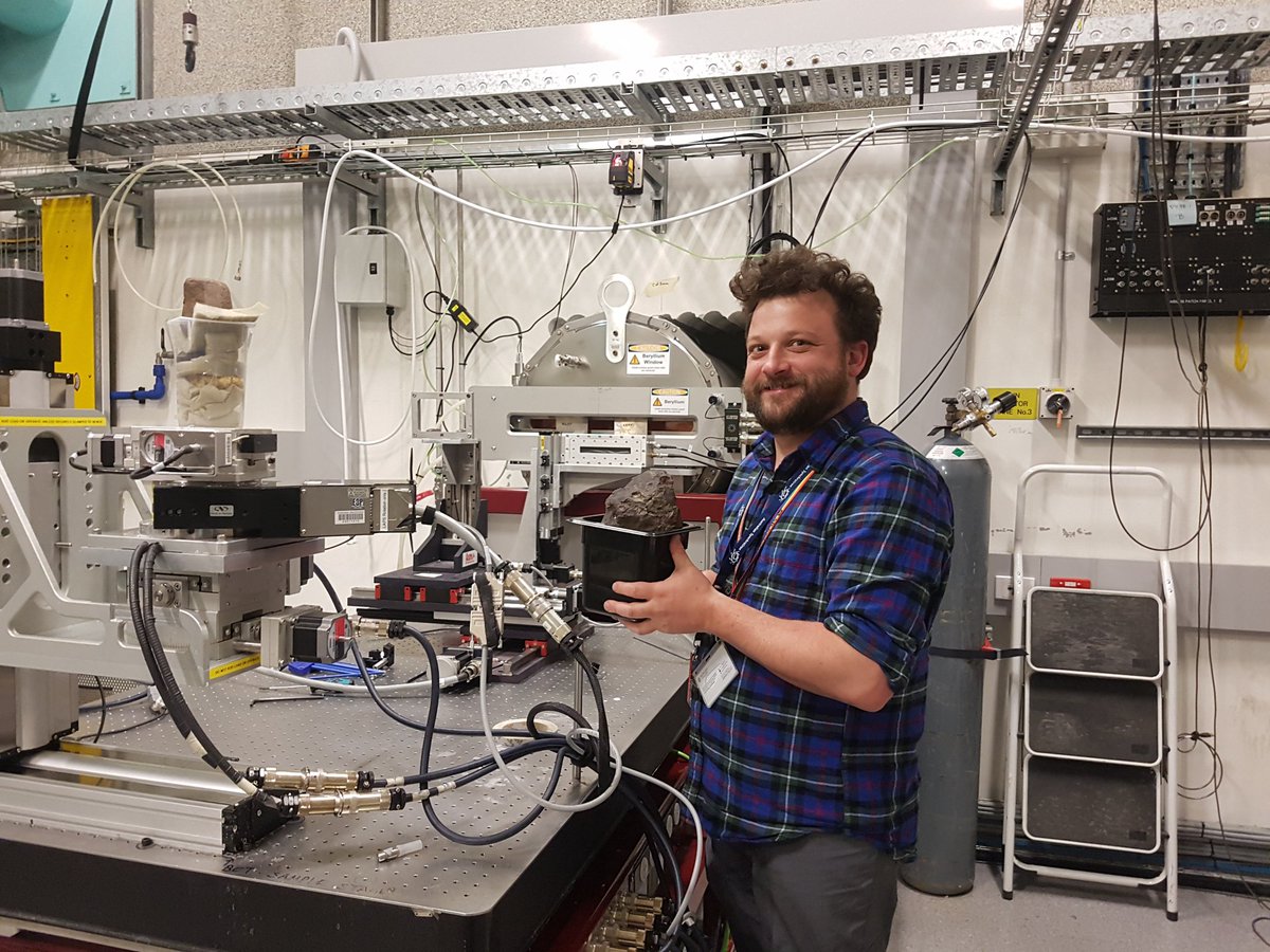 SpaceRocksAust's tweet photo. Late night tomography has us cooking our meteorites with rice! @High5forscience @heab @ausynchrotron @NatStephen @SaltbushStories @GneissguyAngus @DrAndy_Tomkins @melaniefinch_ #SynchrotronLife #SpaceRocks Also, we're looking at #pyroxene from the mantle and space #mincup2019 https://t.co/MAOYkNXqED