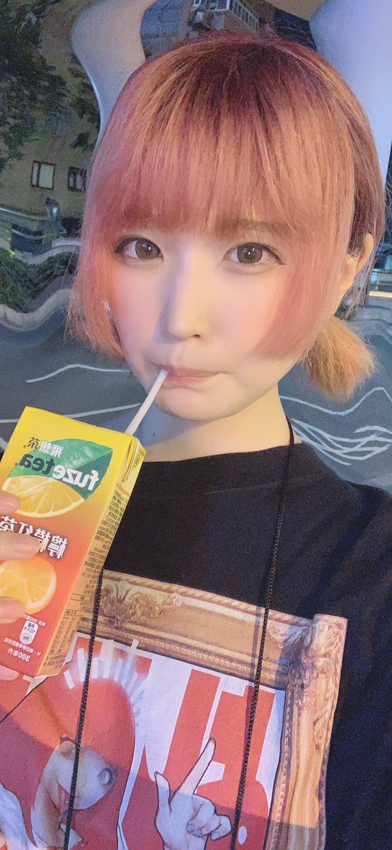 鮭虎みる子 74 Twitter પર 背景が自撮り加工アプリで歪んでしまった時 背景全てを歪ませれば そういう加工 として受け入れてもらえそう