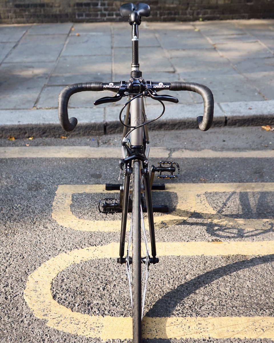 AphelionCycles's tweet photo. Life is all about balance. Cheers to after work rides 🍻

Available at:
💻 https://t.co/BMcVTjKMFq

#aphelioncycles #bike #bicycle #cycle #cycling #ride #fixedgear #fixed #singlespeed #roadbike #commute #cityride #uk #carbon #steelisreal #custom #bespoke #londonbikes https://t.co/YcXaFbuLhj