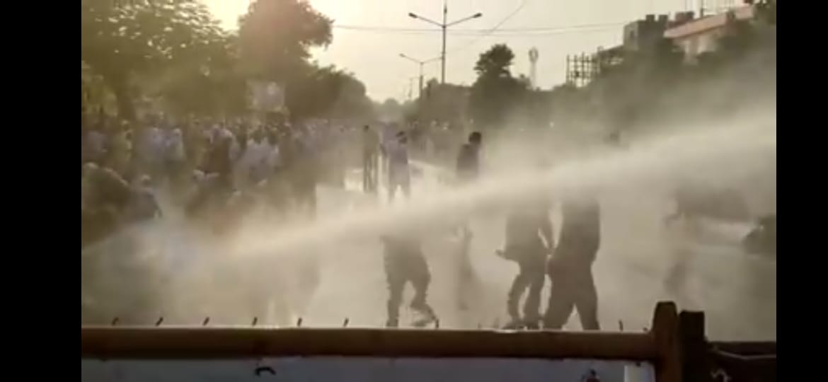 Tanwar_Indian's tweet photo. कभी छात्राओं से बदसलूकी, कभी फरियादी को धमकी, कभी कार्यकर्ता के गर्दन काटने की धमकी तो कभी युवा बेरोजगार को निकम्मा कह देना।

अब करनाल में गेस्ट टीचरों से बदसलूकी खट्टर सरकार के दंभ की अति है,

@mlkhattar साहब जनता अगामी चुनाव में आपके अहंकार को चूर कर देगी! https://t.co/TDaAgi44uq