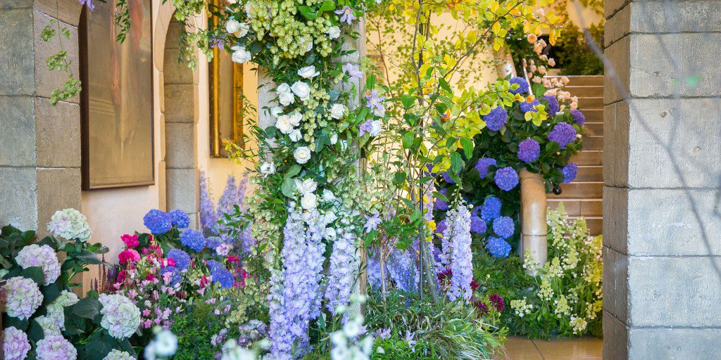 The outside has truly been brought in to Leeds Castle's inner hall with 'The Great Dame', a design from <a href="/DK_Design_020/">Dennis Kneepkens</a>
#FestivalofFlowers2019