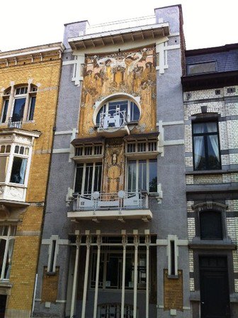 𝔰𝔦𝔭𝔥𝔬𝔫 ベルギー建築家のヴィクトール オルタ 画像1 がアール ヌーヴォー建築 をはじめたとされ ポール コーシー 画像2 は日本文化に影響を受け3階の窓枠は漢字の 間 をデザインしているのだとか こうしたアール ヌーヴォーのデザインが