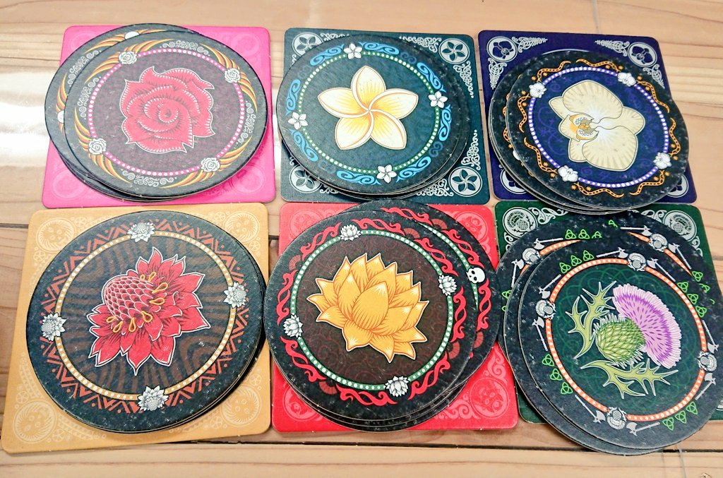 ウェブマーケターのためのボドゲカフェ 渋谷の奥にひっそり こんばんは 今日紹介のボードゲームは スカル です ルールも単純 裏返しのカードを宣言した数めくり 髑髏を引かなければクリア 嘘を見破りつつ欺くことのできたプレイヤーが勝者と