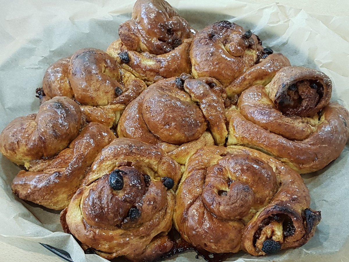 _pingle_'s tweet image. Awesome #sweepbake cinnamon tear and share loaf from Evangelos in honour of @amelialebruin #gbbo #bakeoff