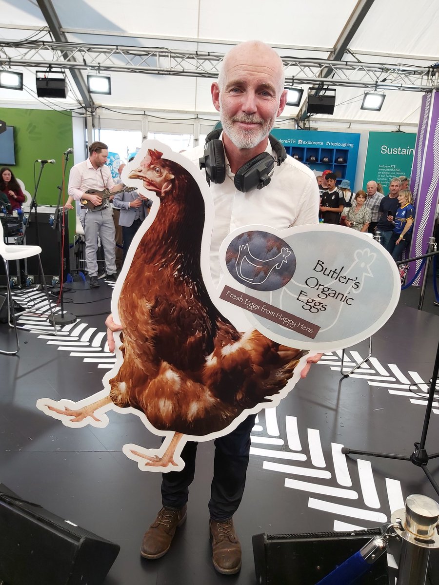 butlersorganics's tweet image. Guess who loves our organic eggs! The one and only @RadioRayRTE Ray Darcy. Our bird on her rounds does a quick interview on @RTERadio1 #raysbird #butlersorganiceggs #thanksray @SuperValuIRL is where Ray buys his!