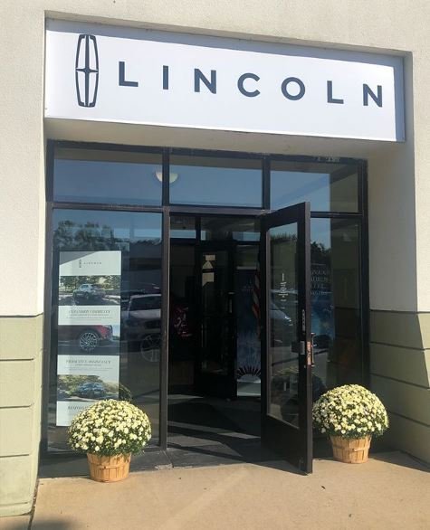 CrestAutoMall's tweet image. Welcome to Crest Lincoln of Woodbridge - we’re under construction and simply continuing to sell vehicles out of a nearby showroom on the Crest campus and it’s a beautiful space. Consider this your open door. Come on in and explore! #crestcars #lincoln #freshspace #crestisevolving