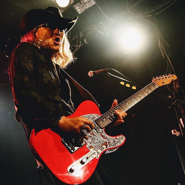WildGuitarman's tweet image. It's just Rock'n Roll...Do it‼️
Photo by Chiaki.T 📷 
#fender #candyapplered #telecaster #fgcc #aluminum #engraved #pickguard #gigshot #rocknroll #rockstyle #guitarist #tsuyoshio ift.tt/2O9ON0v
